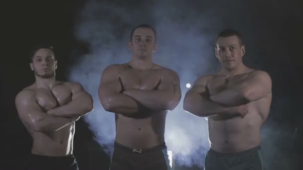 Bodybuilder sind wir drei, hinter dem Schleier dysovaya — Stockvideo