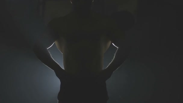 Bodybuilder posant en arrière — Video