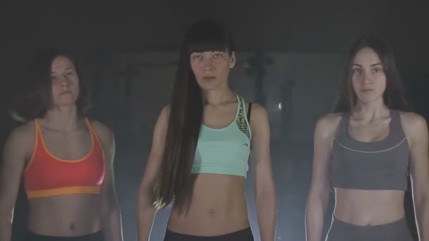 Az edzőteremben fitness-modellek — Stock videók