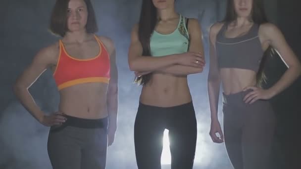Фітнес-моделі в спортзалі — стокове відео