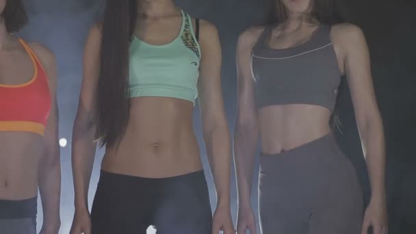 Modelos de fitness no ginásio — Vídeo de Stock