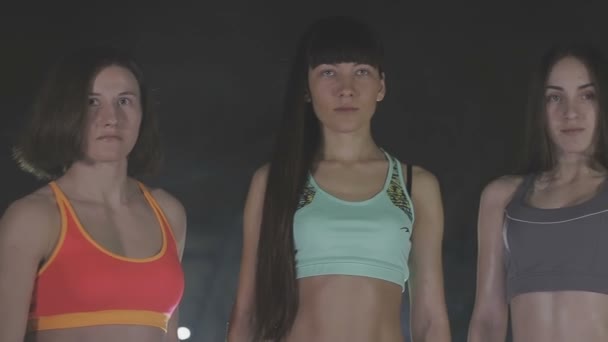 Modelos de fitness en el gimnasio — Vídeos de Stock