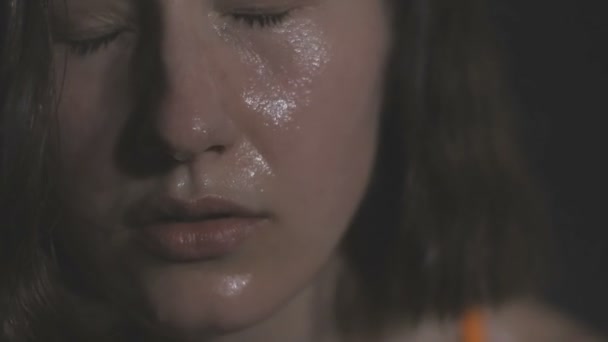 Belle femme de fitness avec haltères de levage. Fille sportive montrant son corps bien formé. Muscles bien développés par la musculation .