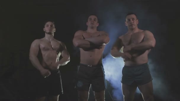 Bodybuilders zijn drie van ons, achter de sluier-dysovaya — Stockvideo