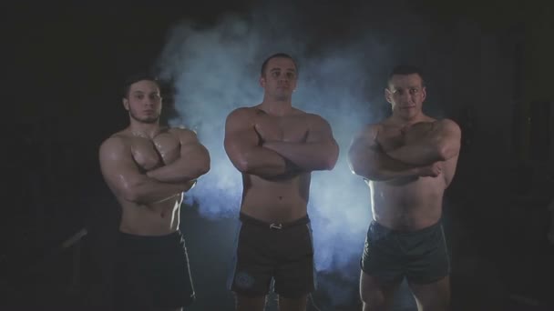 Bodybuilders är tre av oss, bakom den slöja dysovaya — Stockvideo