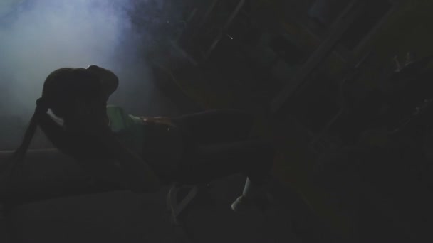 Жінка тренує пресу в диму — стокове відео