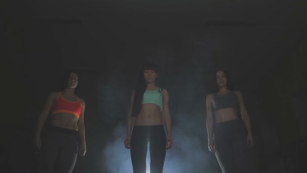 Fitness modely v tělocvičně — Stock video