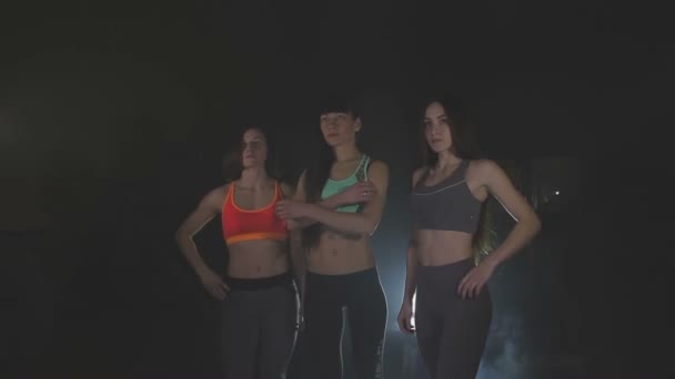 Fitness modely v tělocvičně — Stock video