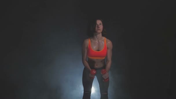 Belle femme de fitness avec haltères de levage. Fille sportive montrant son corps bien formé. Muscles bien développés par la musculation . — Video