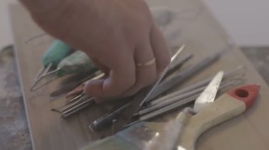 Kil ve sanatsal alçı ile çalışan araçlar