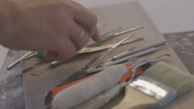 Kil ve sanatsal alçı ile çalışan araçlar