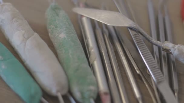 Инструменты для работы с глиной и художественной штукатуркой — стоковое видео