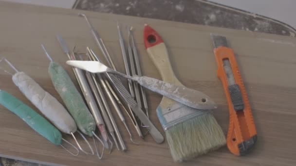 Outils pour travailler l'argile et le stuc artistique — Video