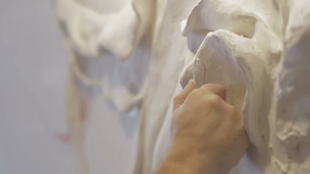 Le processus de moulage de stuc et bas-relief sur le mur — Video