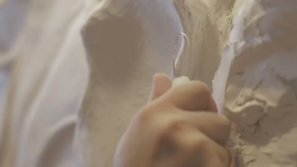 Het proces van molding stucwerk en bas-reliëf op de muur — Stockvideo