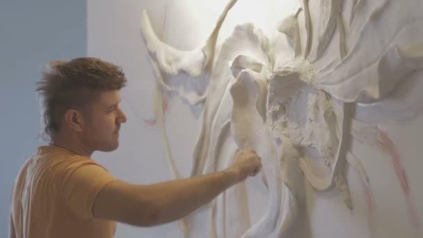 Le processus de moulage de stuc et bas-relief sur le mur — Video