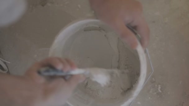 Перемешивание раствора для лепнины — стоковое видео