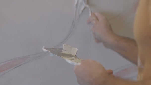 Het proces van molding stucwerk en bas-reliëf op de muur — Stockvideo