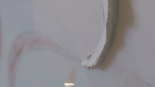 El proceso de moldeo de estuco y bajorrelieve en la pared — Vídeo de stock