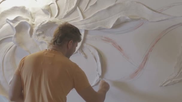 The process of molding stucco and bas-relief on the wall — Stock Video