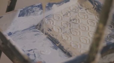 Beyaz boya üzerinden dökülür kemik içine plastik boya tepsi olabilir