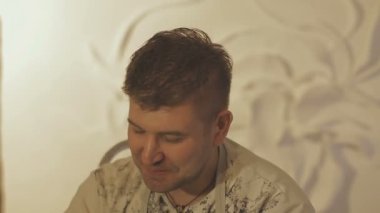 Kameraya sanatçı gülümsüyor