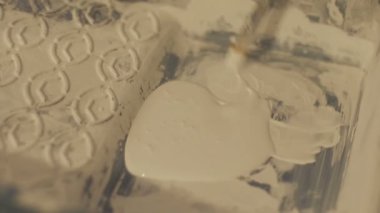 Beyaz boya üzerinden dökülür kemik içine plastik boya tepsi olabilir