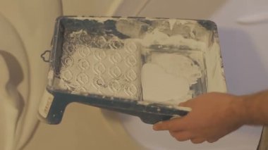 Beyaz boya üzerinden dökülür kemik içine plastik boya tepsi olabilir