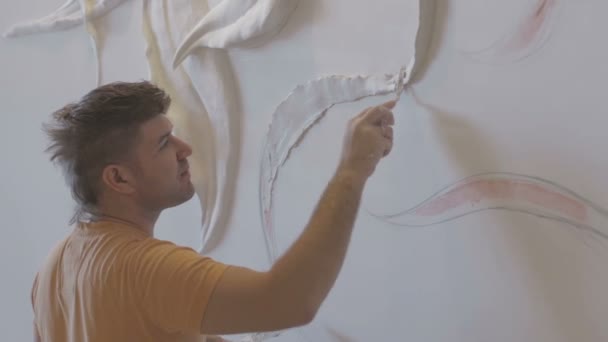 Процесс формования штукатурки и барельефа на стене — стоковое видео
