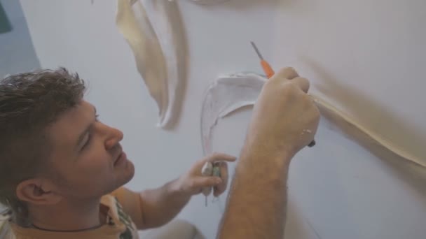 Proses pembentukan stuko dan bas-relief di dinding — Stok Video