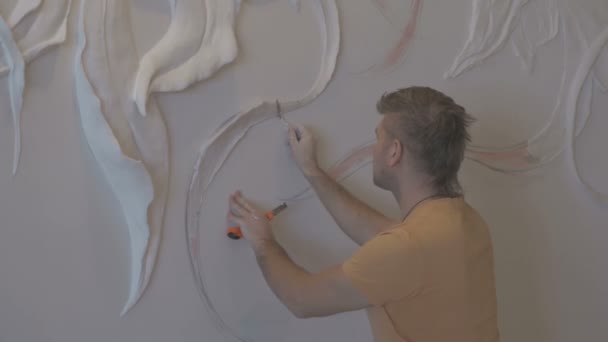 Le processus de moulage de stuc et bas-relief sur le mur — Video