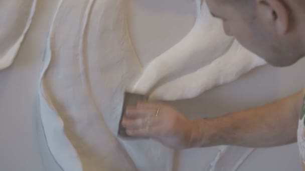 Процес формування ліпнини і барельєфу на стіні — стокове відео