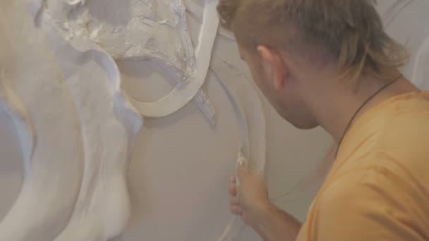 Proces formowania sztukaterie i płaskorzeźba na ścianie — Wideo stockowe