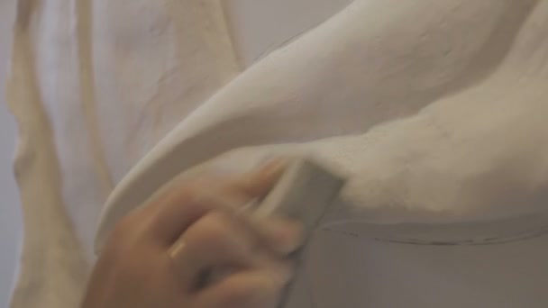 Proces lisování štukové a basreliéf na zdi — Stock video