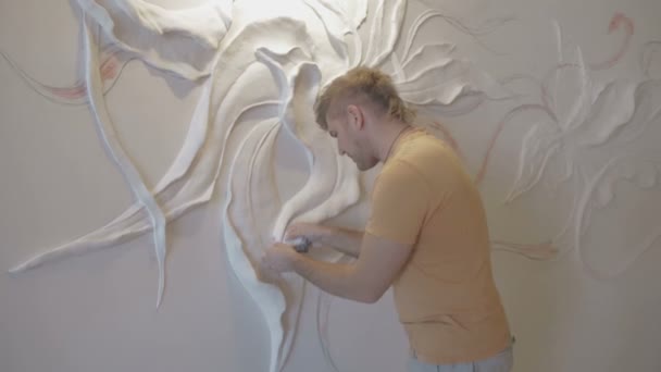 墙面上的灰泥和浮雕成型工艺 — 图库视频影像