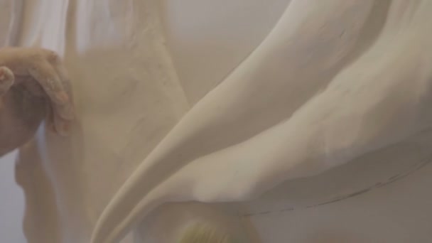 Le processus de moulage de stuc et bas-relief sur le mur 