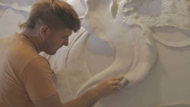 Le processus de moulage de stuc et bas-relief sur le mur — Video