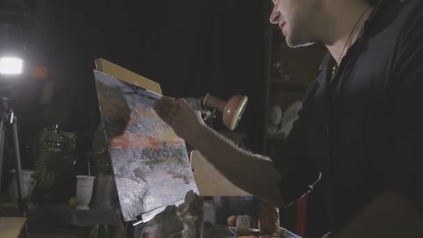 El artista pinta una pintura en el estudio — Vídeo de stock