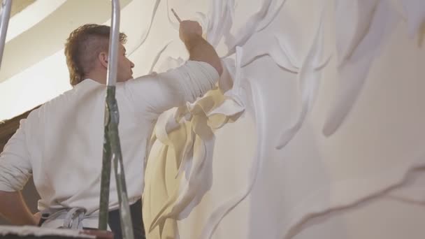 Stuck und Flachrelief an der Wand formen — Stockvideo