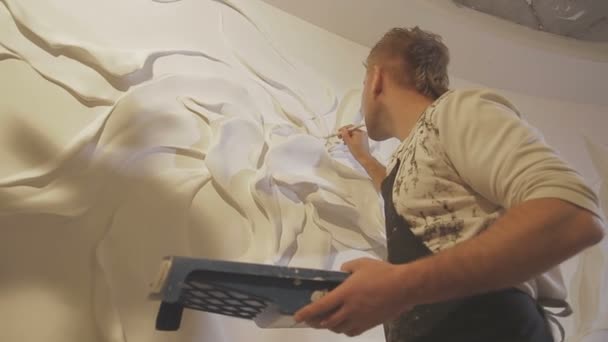 Le processus de moulage de stuc et bas-relief sur le mur — Video