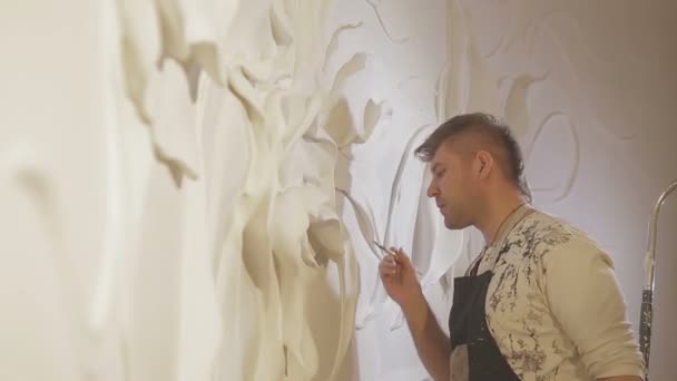 Le processus de moulage de stuc et bas-relief sur le mur — Video