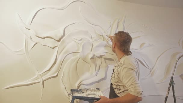 漆喰壁にレリーフを成形のプロセス — ストック動画