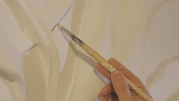 Proces lisování štukové a basreliéf na zdi — Stock video