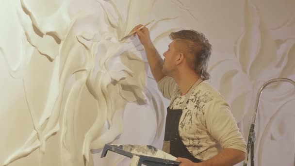 Le processus de moulage de stuc et bas-relief sur le mur — Video