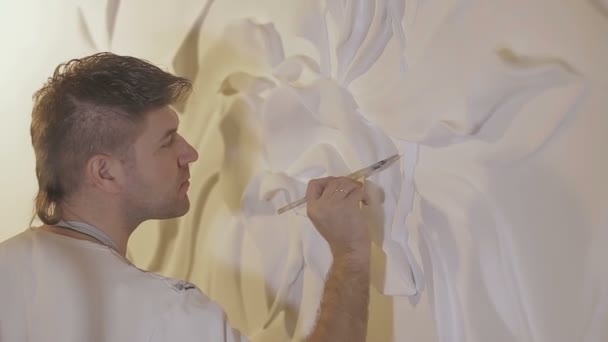 Le processus de moulage de stuc et bas-relief sur le mur — Video