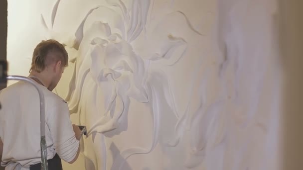 Het proces van molding stucwerk en bas-reliëf op de muur — Stockvideo