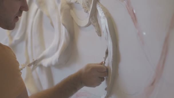 Процесс формования штукатурки и барельефа на стене — стоковое видео