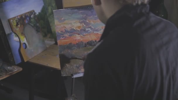 Η καλλιτέχνις ζωγραφίζει μια ζωγραφική στο στούντιο — Αρχείο Βίντεο