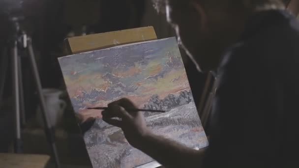 Η καλλιτέχνις ζωγραφίζει μια ζωγραφική στο στούντιο — Αρχείο Βίντεο