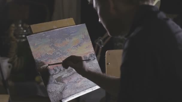 O artista pinta uma pintura no estúdio — Vídeo de Stock